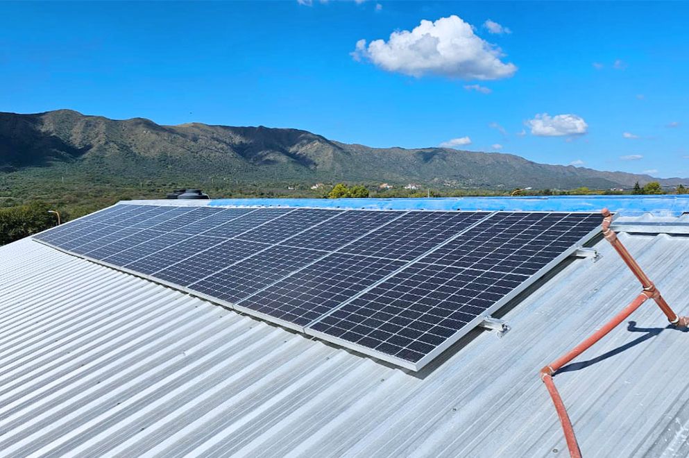 Instalan paneles solares en una escuela para compensar la huella de carbono del Cosquín Rock Instalan paneles solares en una escuela para compensar la huella de carbono del Cosquín Rock