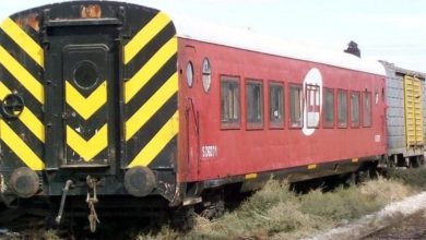 Un auto se quedó en las vías del tren y fue arrollado