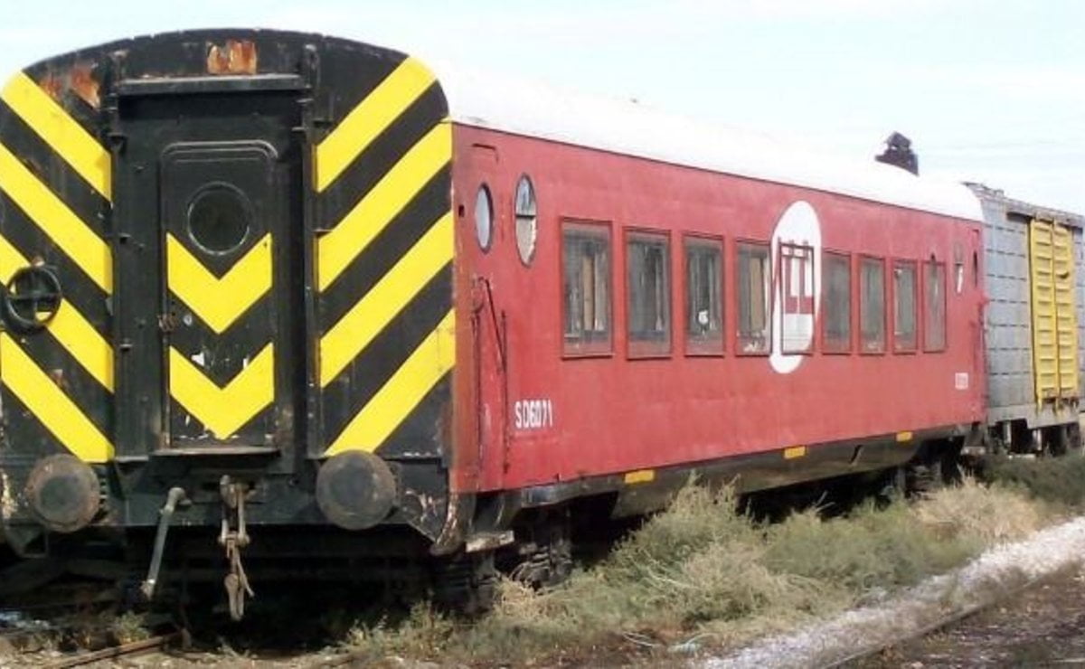 Un auto se quedó en las vías del tren y fue arrollado