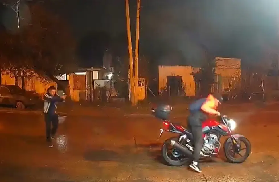 VIDEO: un policía de civil asesinó a disparos a un motochoro que quiso robarle su motocicleta