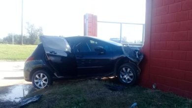 Robaron una carnicería, huyeron en el auto de una clienta y chocaron