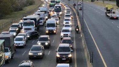 Un empresario quedó atrapado en un corte en la autopista y casi atropella a los piqueteros