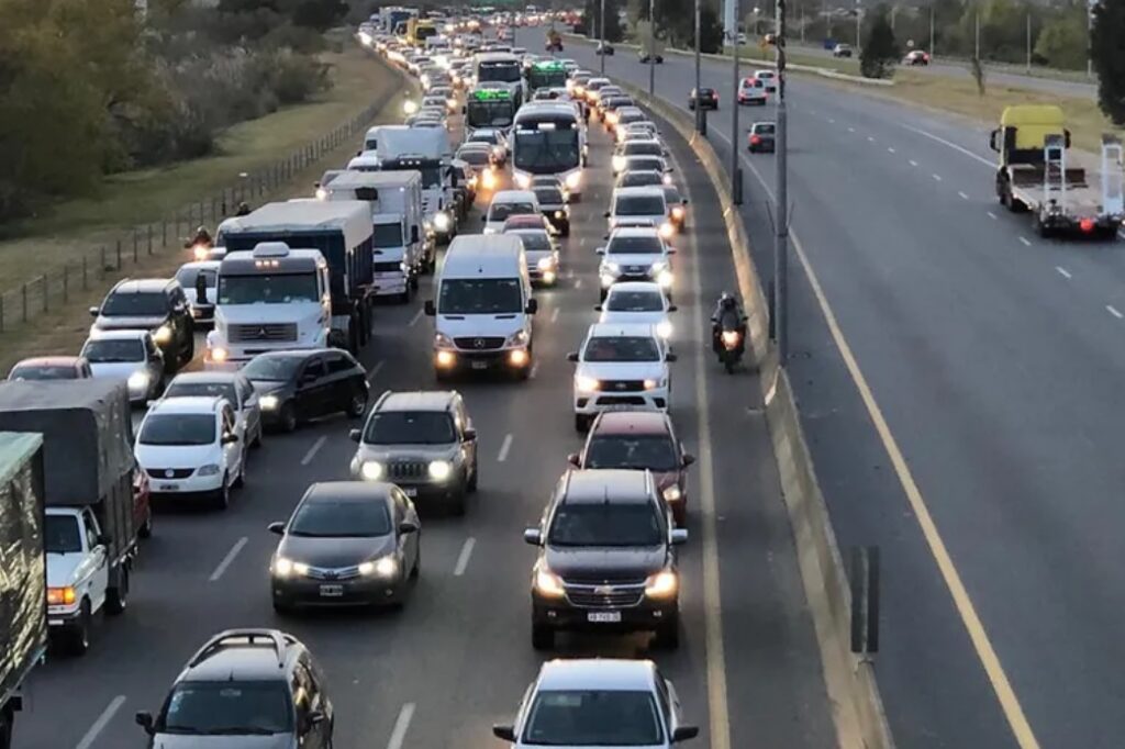 Un empresario quedó atrapado en un corte en la autopista y casi atropella a los piqueteros