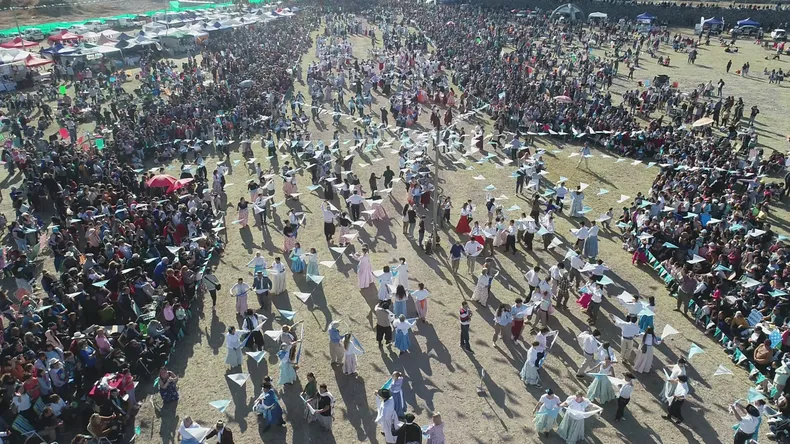 San Rafael celebró el Día de la Patria con 500 parejas bailando el Pericón Nacional
