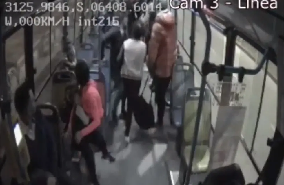 Así fue el robo en un colectivo de Coniferal que encendió la alarma en los choferes