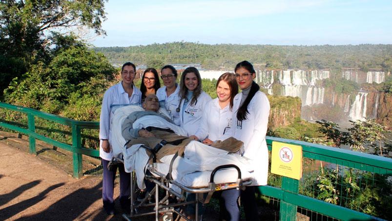 Emocionante: médicos llevaron a un paciente con cáncer a las Cataratas del Iguazú y le cumplieron su sueño Emocionante: médicos llevaron a un paciente con cáncer a las Cataratas del Iguazú y le cumplieron su sueño